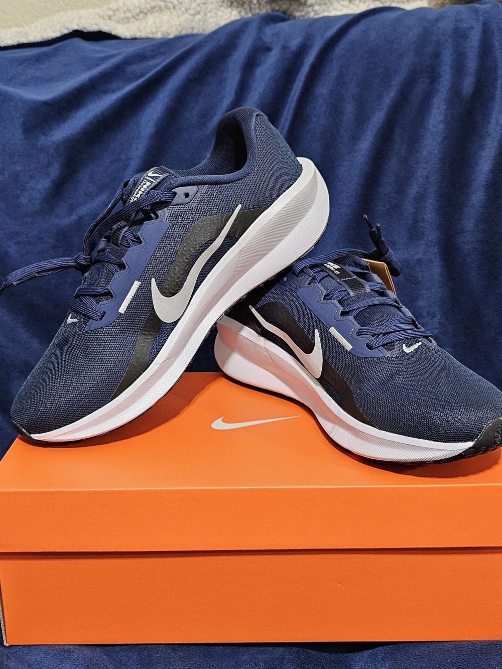 Nike Men’s Navy and White Training Sneakers